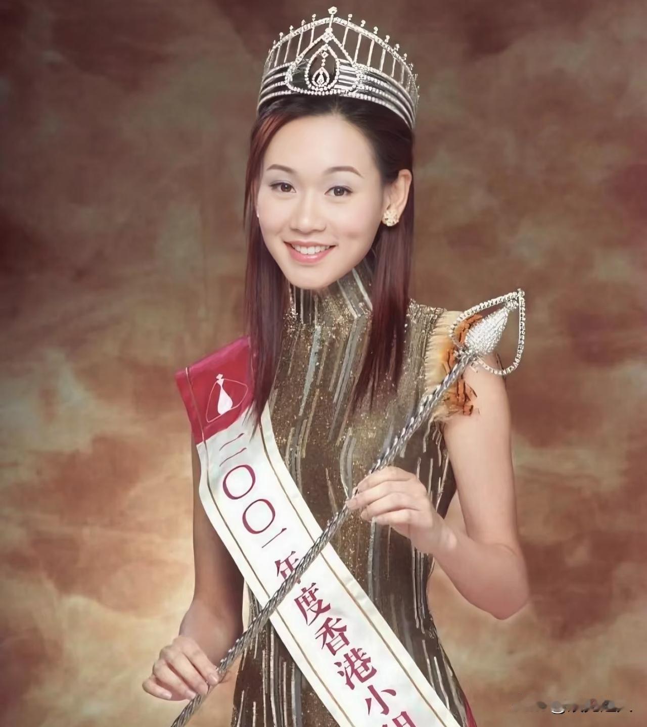 2001年看香港小姐竞选，第一眼看到杨思琦，就笃定她稳拿冠军！她长相清纯靓丽，气