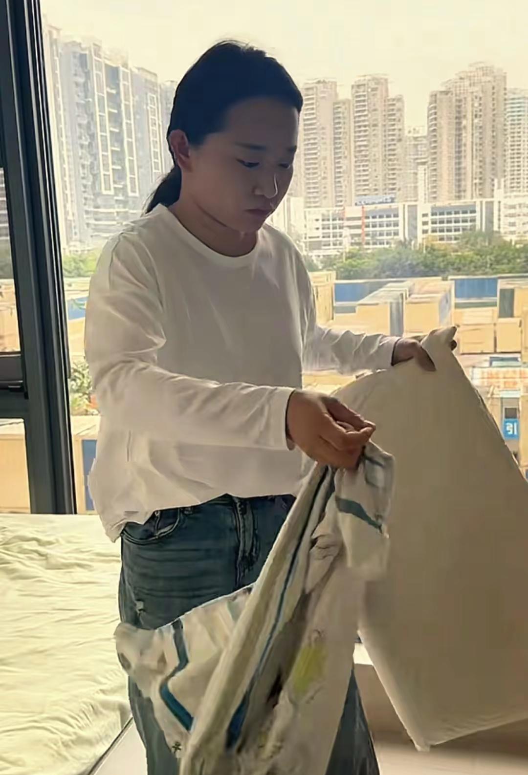 她没化妆，没叠穿，就穿了件白T，全网疯了。淘宝白T搜索暴涨三倍，三家店三天补货