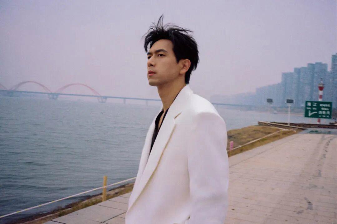 李现澳门街拍“翻车”了！背相机扫街正拍得起劲，竟被路人冲上来警告：“照片删掉，不