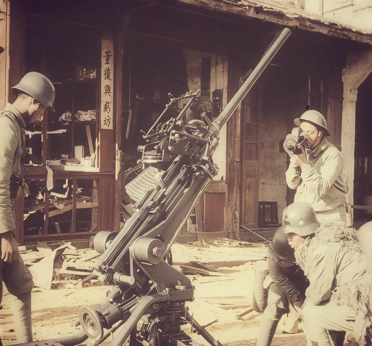 著名战地记者王小亭拍摄了淞沪抗战时期上海街头高射炮兵的苏罗通机炮照片。王小亭深入