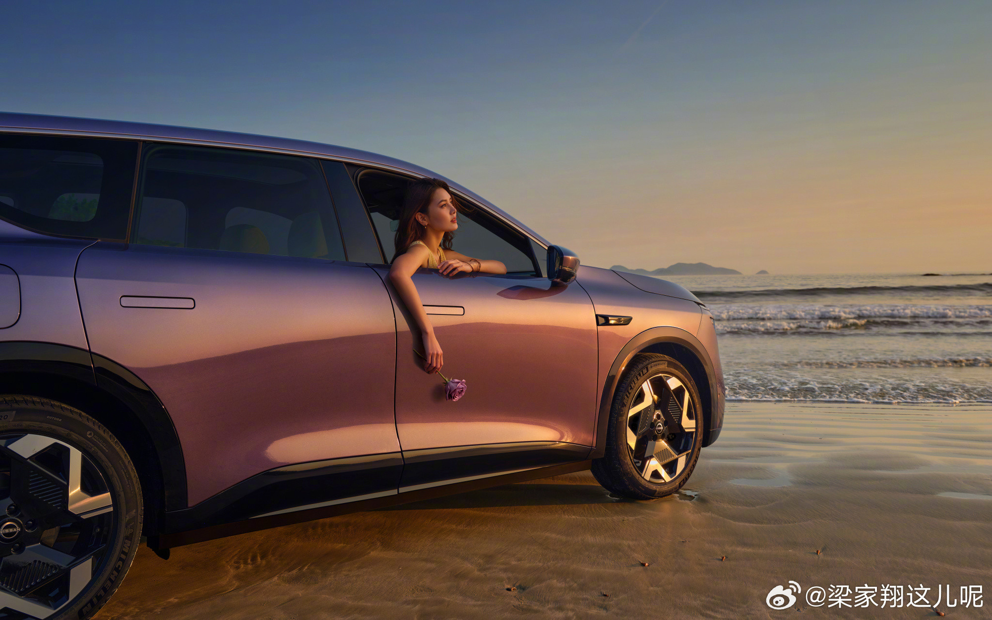 东风日产NX8与我们想象中的日产不太一样。63英寸AR-HUD不仅显示车道级导