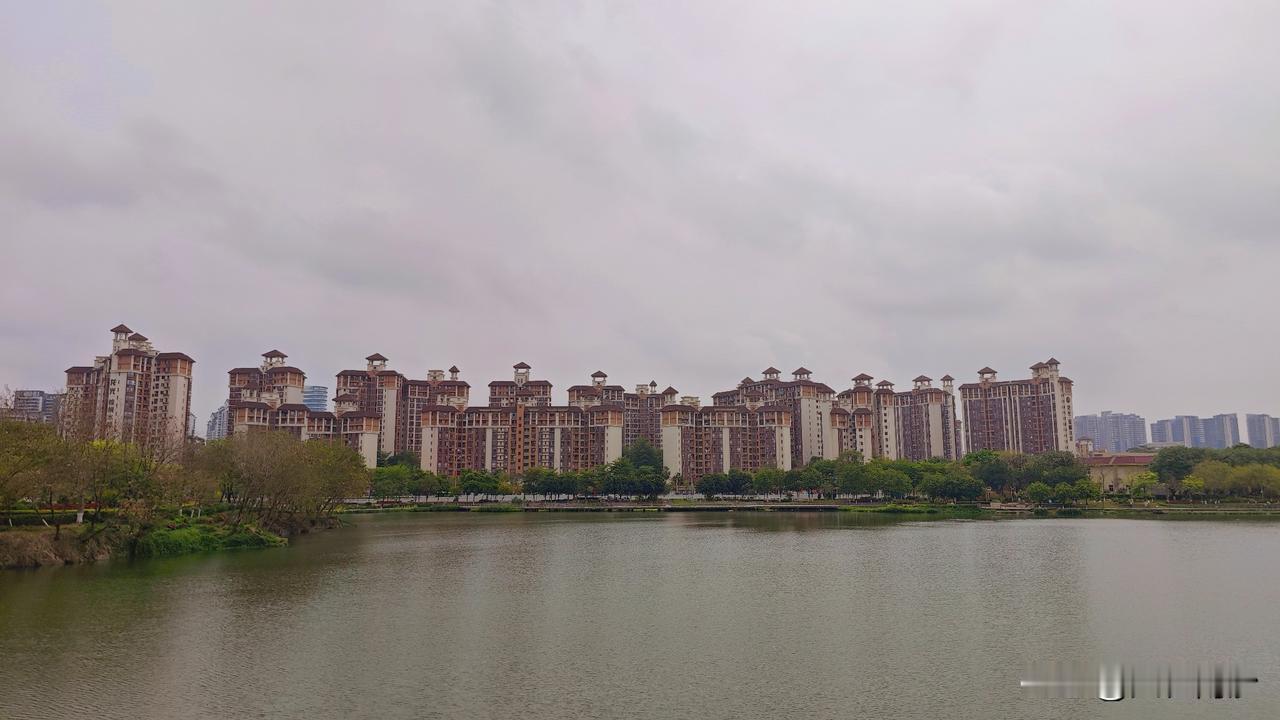 南沙占尽最好景观的楼盘，一边是蕉门河，一边是凤凰湖。