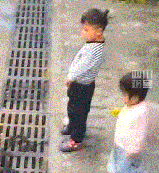 安徽一3岁小男孩路边解手，妹妹突然从他身边跑过，小男孩裤子都来不及拉他甚至