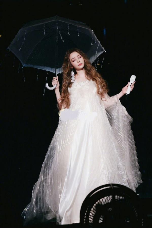 近日张靓颖在开演唱会的时候连续换了两套纱裙，凸显出了满满的飘逸之美，看起来像个迷