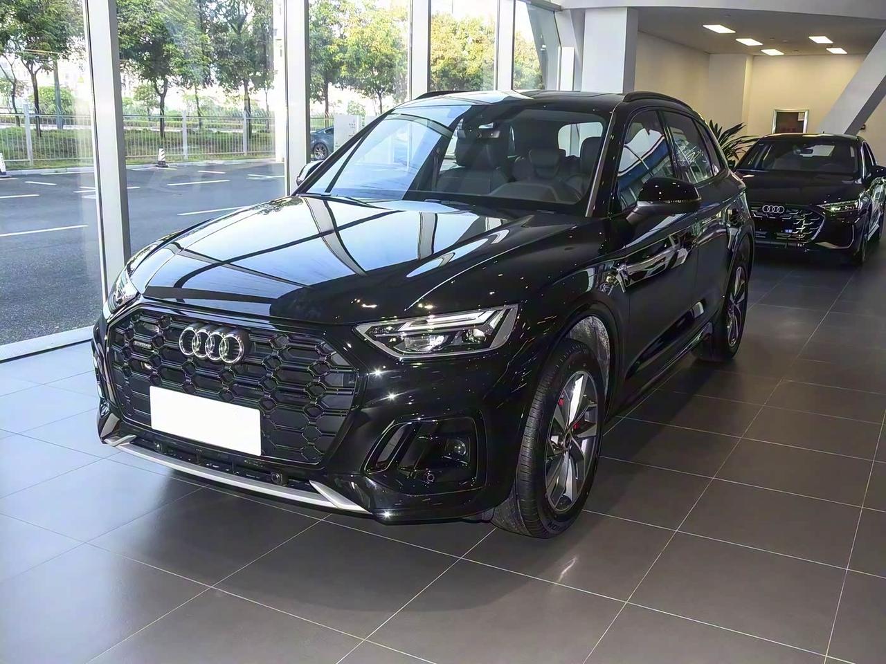 昨天去给Q5做保养，嘴贱问了下新车的价格，26款40豪华裸车24万，算上利息落地