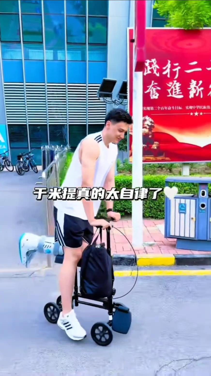 山西球迷发视频，晒山西男篮近日现状。由布扎斯，张学文等带队训练。大刘刘传兴暴瘦，