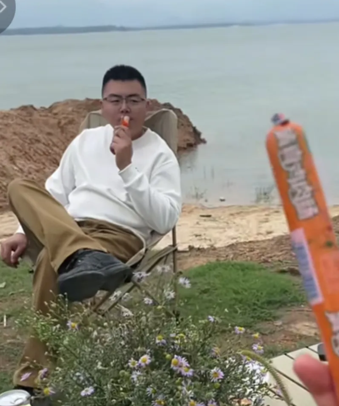 田静拍视频卖火腿肠，郭威和奇奇悦悦全力配合，一家四口齐上阵！不知道拍个视频，能