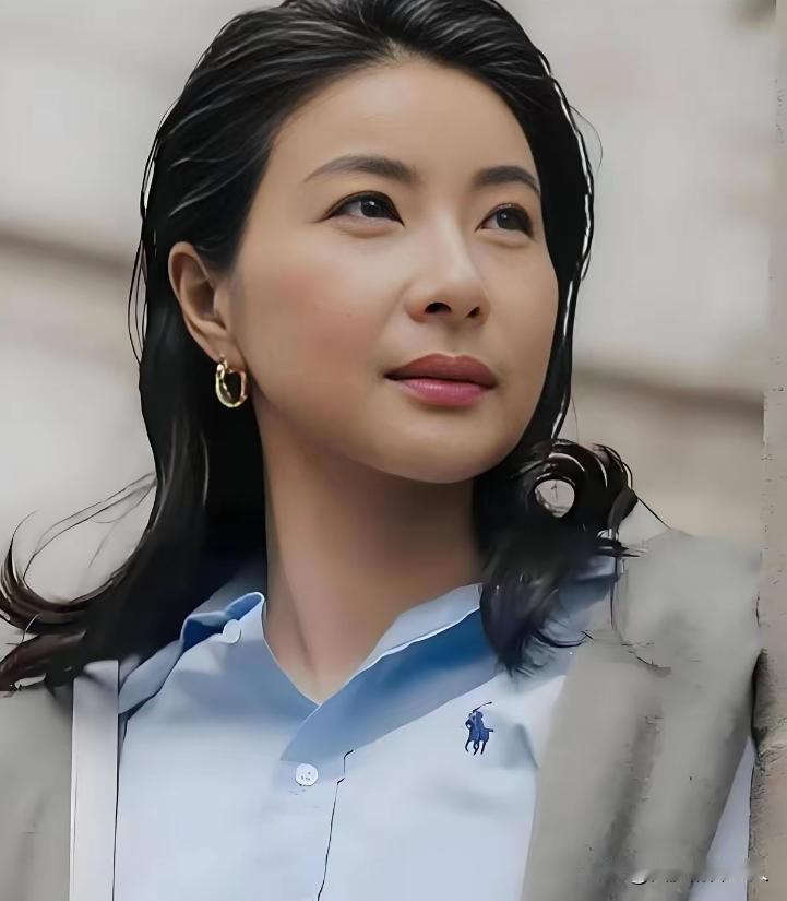 香港算命大师曾直言“不敢给郭晶晶看相，她打破了相书定律”，有人说她小耳垂无贵人相