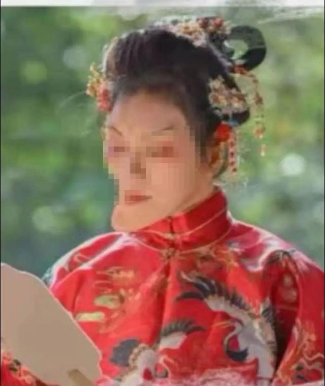 安徽合肥两名男子为泄私愤，将女群友的自拍照恶意拉长下巴并配嘲讽文字，发至300