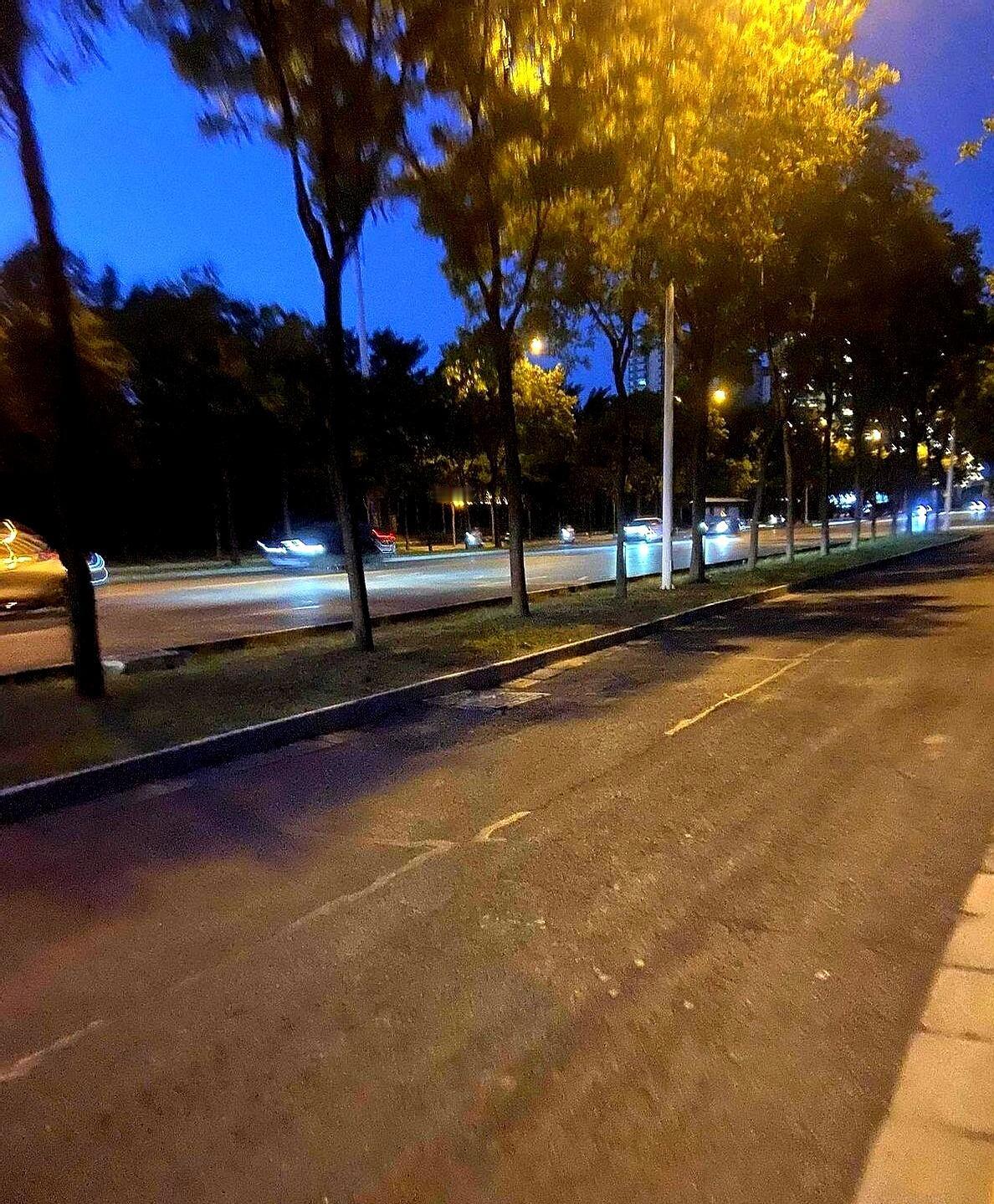 79岁那天被推到养老院门口时，老太太哭得几乎站不稳。可围着的人里，真没人替她说