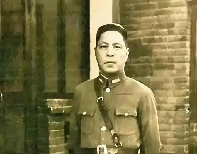 1947年，国军中将武庭麟接到劝降信，眼皮一抬直接杀掉信使。副官劝他讲规矩，