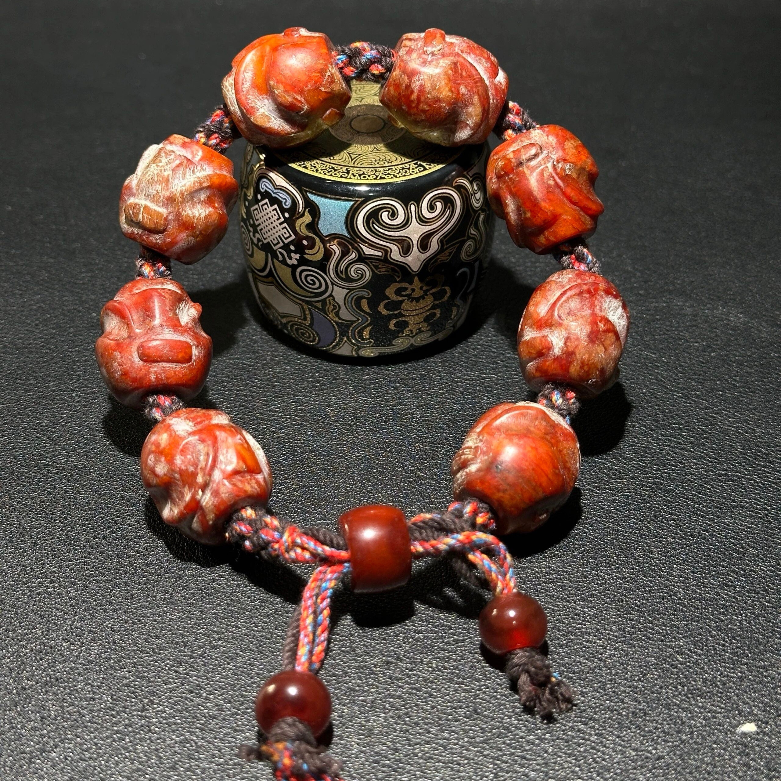 古玉杂谈这不是红色的玉，而是红沁。这类沁色，一旦盘出，它的身价特别厉害了。上