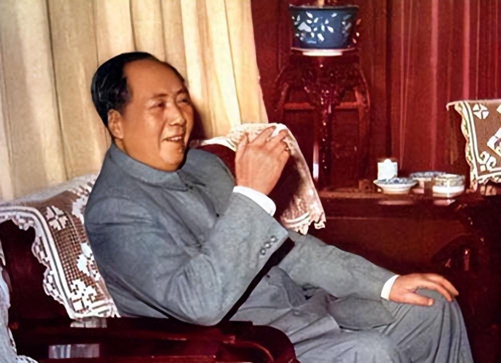 1977年，陈长江陪同毛主席遗体迁移纪念堂，汪东兴叮嘱众人务必将防护面具佩戴好！