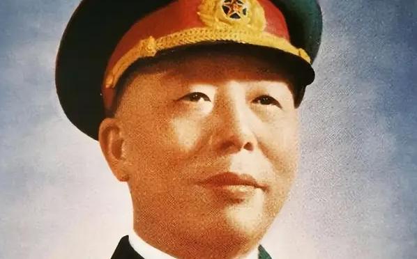 此人身为三野名将，却一生不服粟裕，甚至多次产生分歧；到了晚年，又因为一桩小事惹起