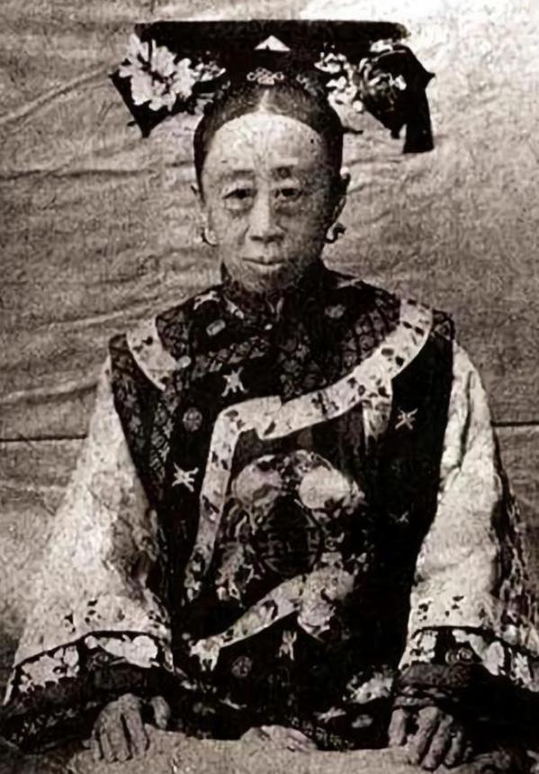 有一次，慈禧在东暖阁召见恭亲王奕?议事，由于说话时间太长，奕?端起面前的茶便喝了