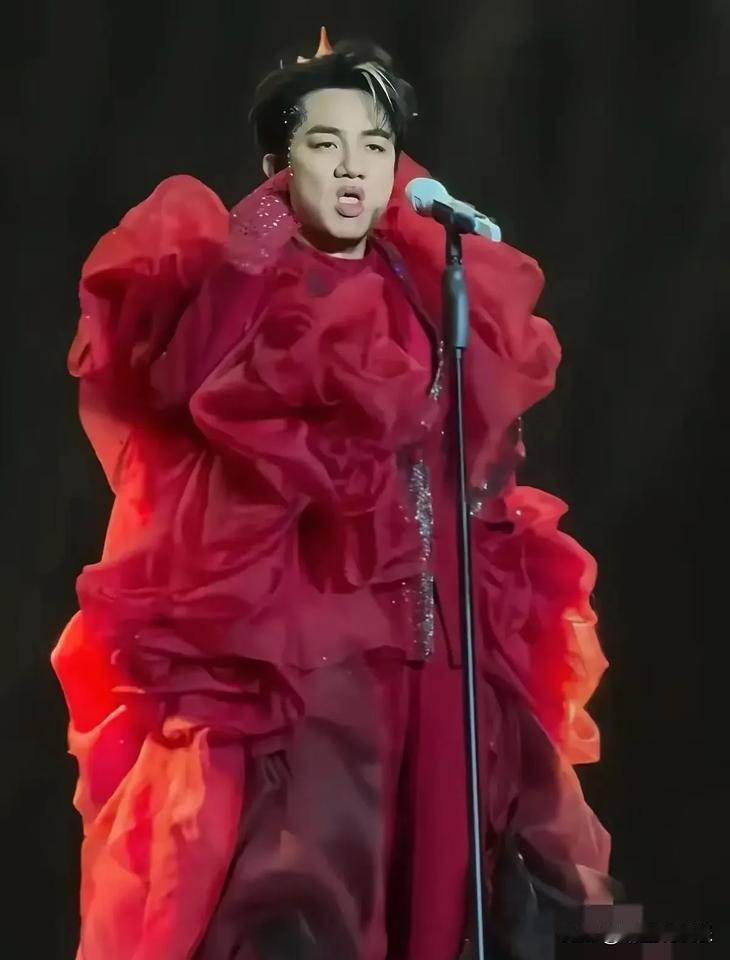 王祖蓝怎么也想不到吧？这回自己算是彻底“押错宝”了，原本唱功不赖的他想暂时拾