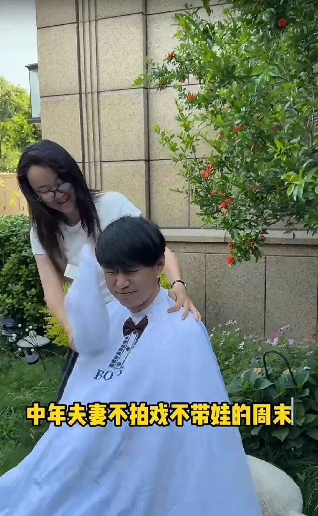 王一楠、高鑫周末在家，高鑫抱怨头发太长了，白头发都长出来了。于是王一楠马上自己动