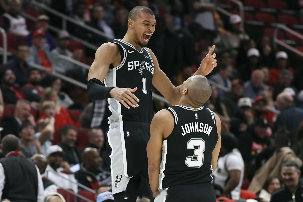 文班亚马这个天赋，队友跟他撞胸庆祝都是吃亏的。凯尔登约翰逊一米九八的身高，跟文班