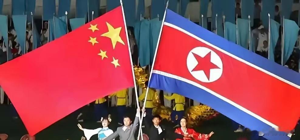 中朝情谊有多铁？西方智库点破关键：中国遇冲突，朝鲜必出手朝鲜这份情，中国14亿