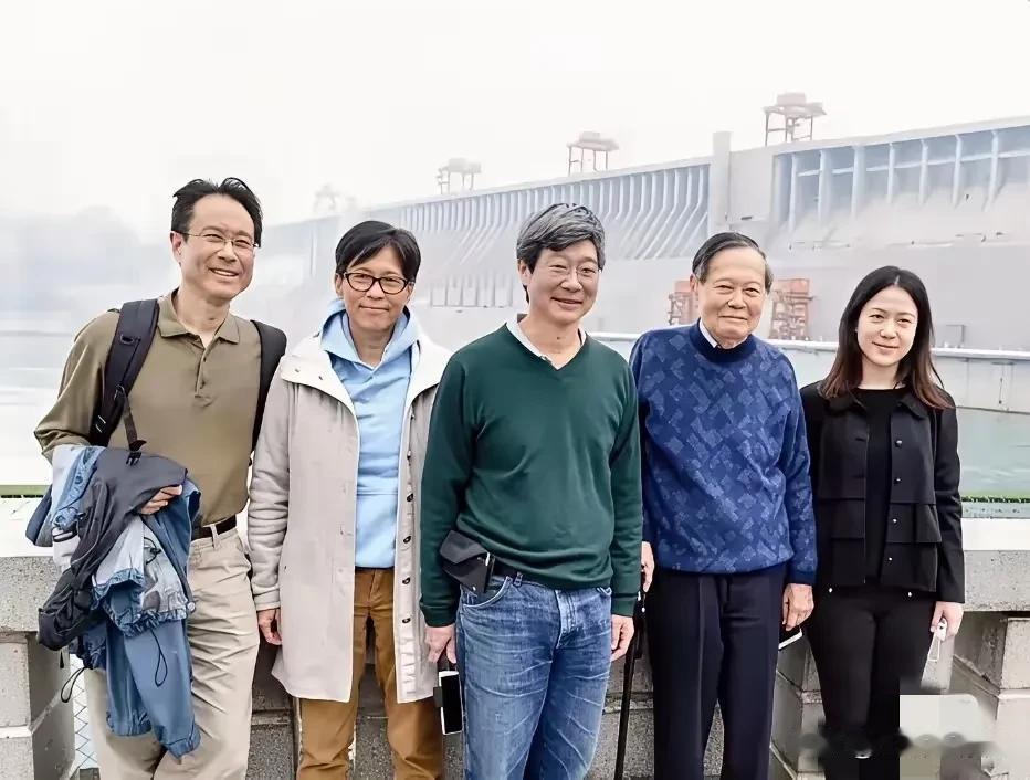 杨先生的家庭成员前妻：杜致礼（已故），与先生相伴53年，育有二子一女现任