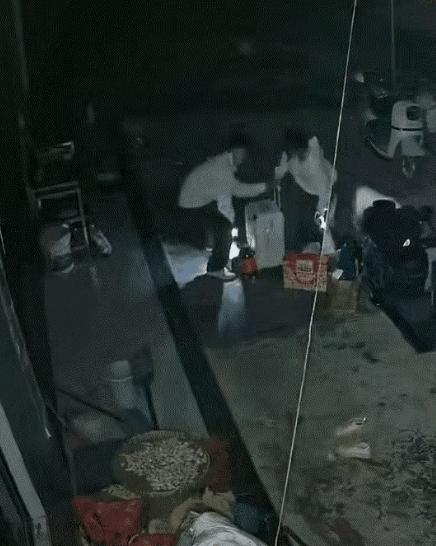 🌙广西，一小伙新年送女朋友回家，起初，还和女友有说有笑，可当他进了女友家院子后