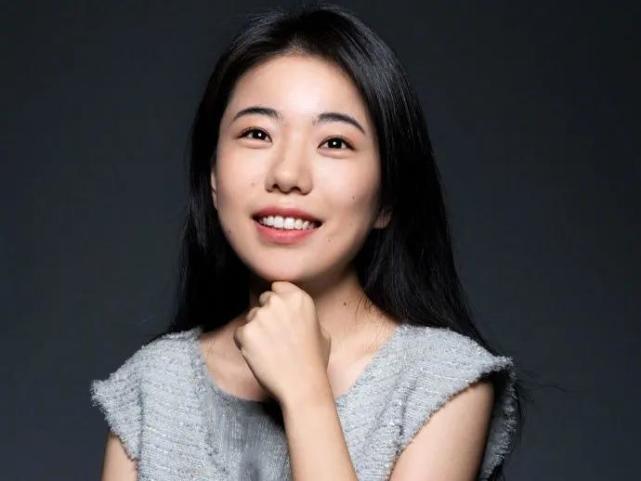 美女作家蒋方舟才女之名可能要垮了！昨天，“文学鉴抄”博主“抒情的森林”发帖，