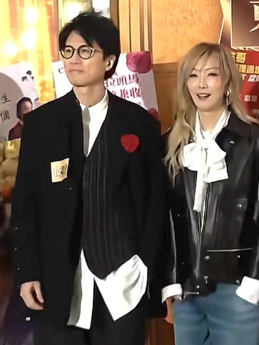 很难想象，这组照片是65岁的黄子华和53岁的郑秀文两人同框出席《夜王》的宣传