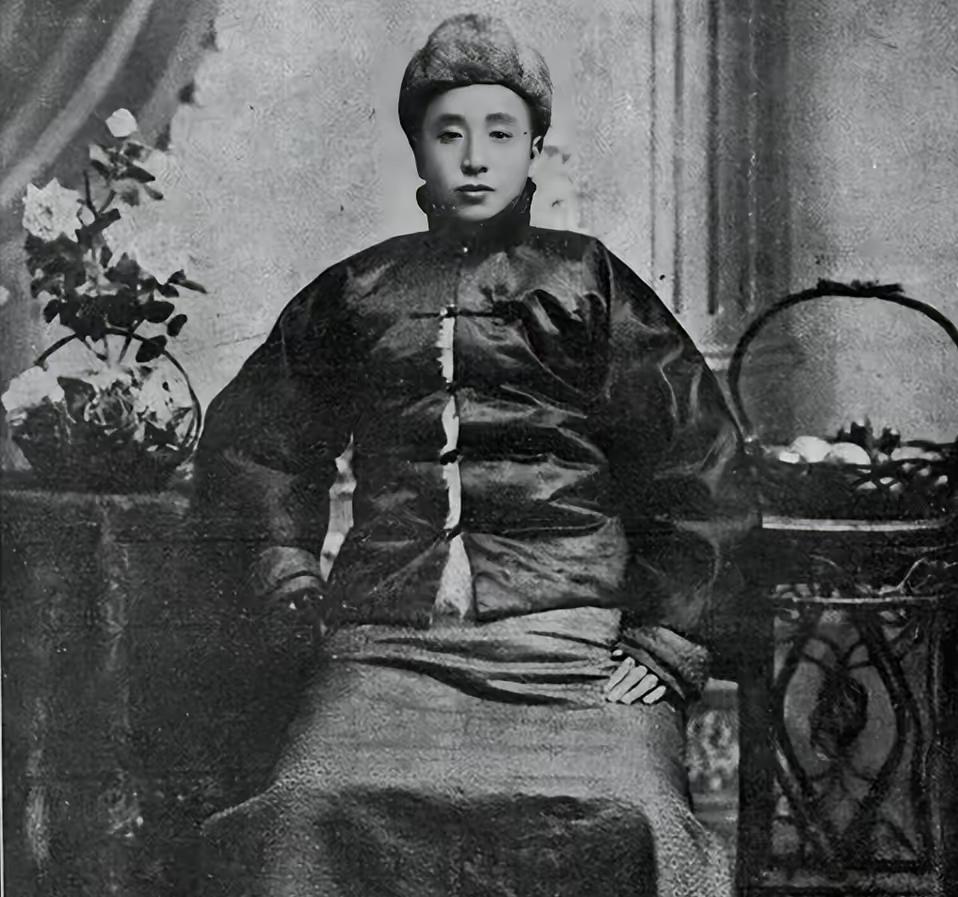 1891年，16岁的张作霖因偷吃大户人家的饭菜被打得半死，女主人孙寡妇不仅没报官
