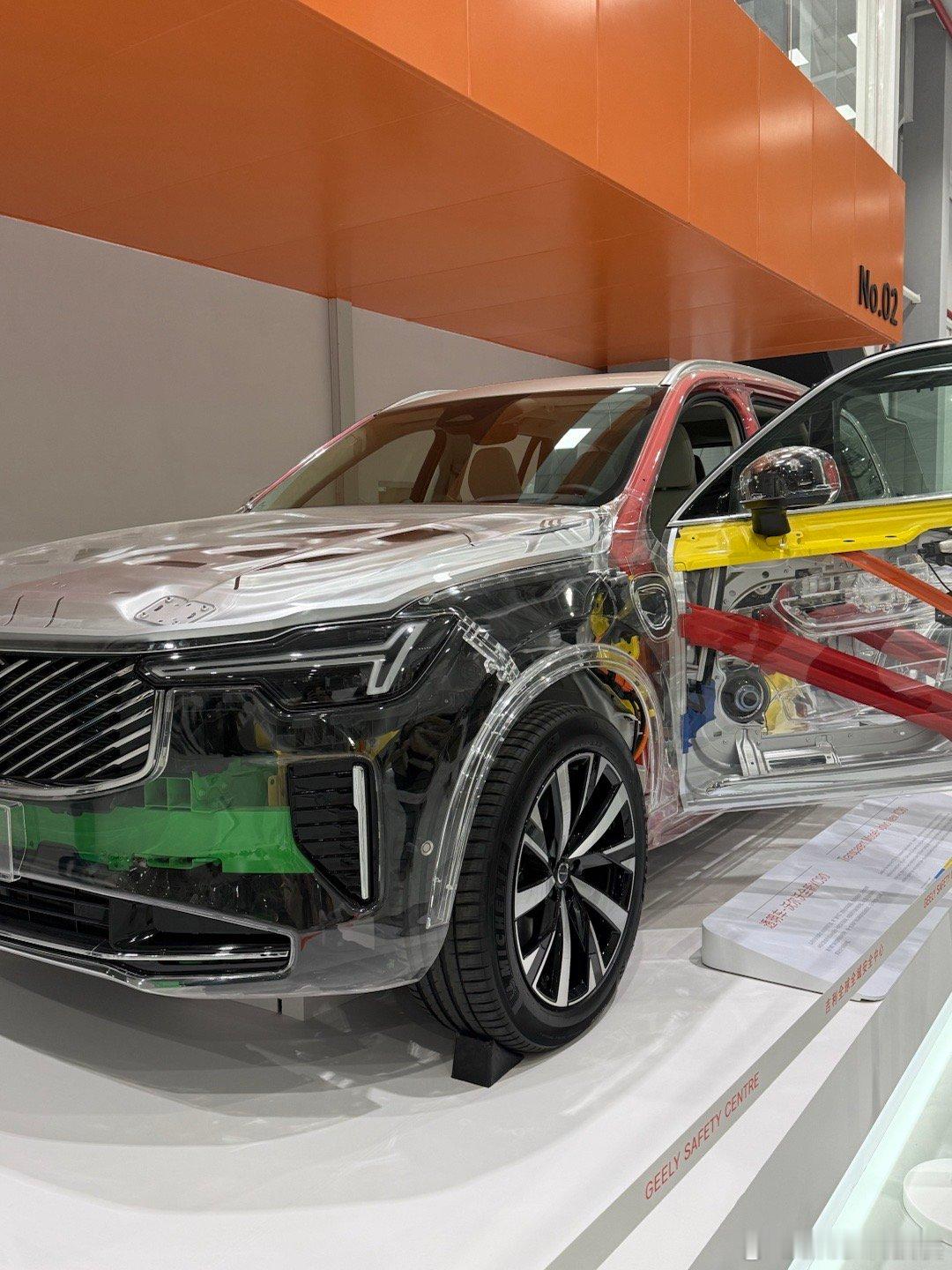 安全就是吉利全系标配的L2级辅助驾驶外加79%高强度钢车身，关键部位用的都是15