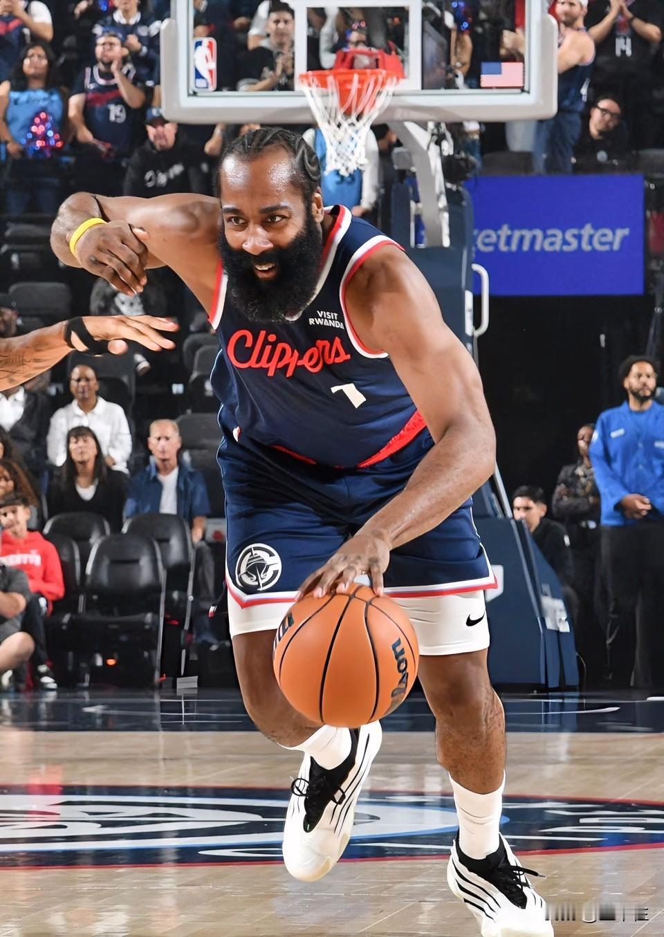 一首《等你下课》送给卢指导！实话讲，球迷都希望快船继续输下去，目的就是翘首以