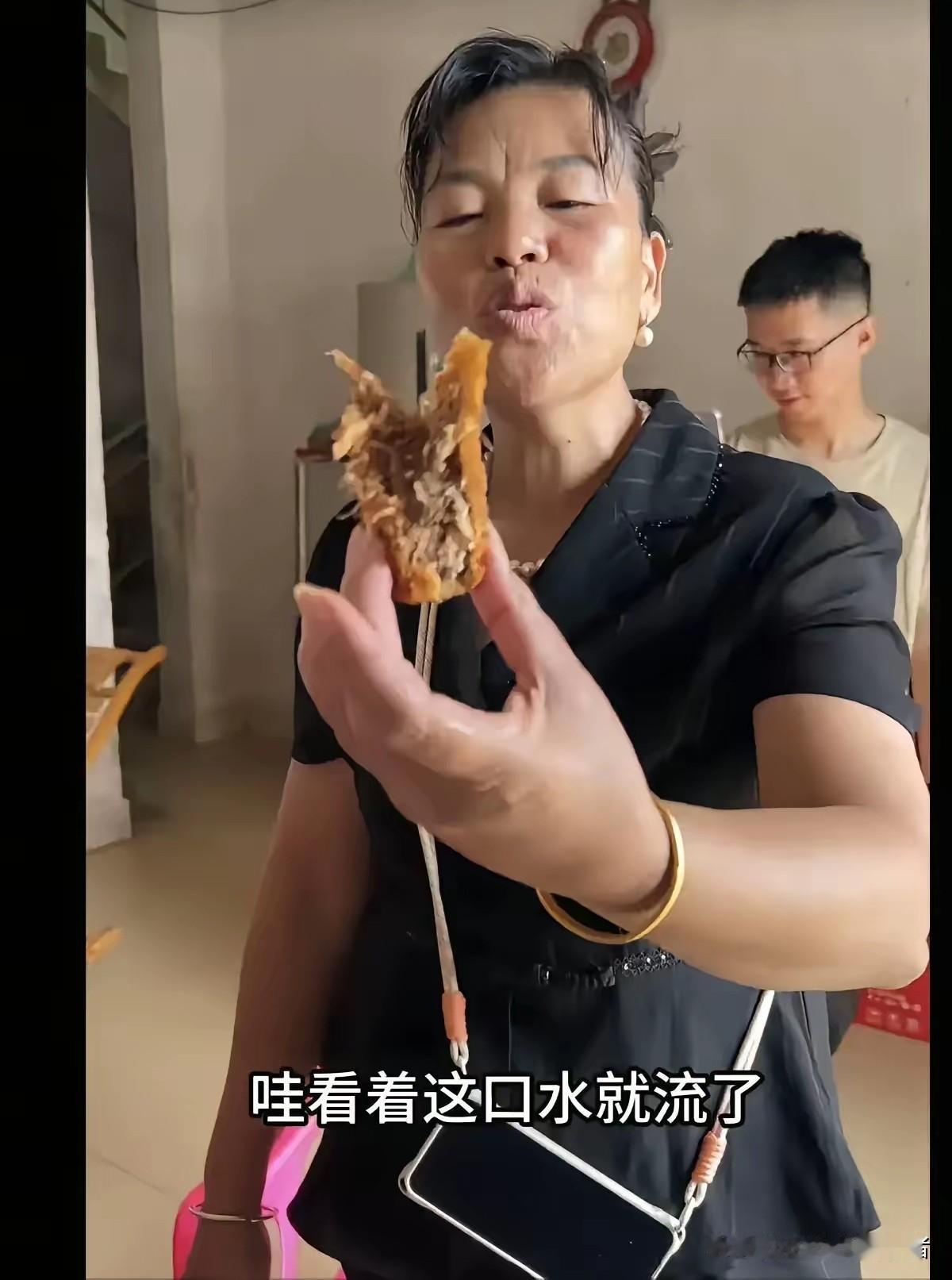 全红婵回家过中秋，全红婵妈妈如今真是享福了，病也治好了，吃香的喝辣的，大金镯子带