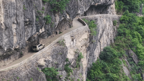 智驾重庆挂壁科目五兰英挂壁公路那叫一个险，地平线HSD开进去，急弯窄道跟玩似的