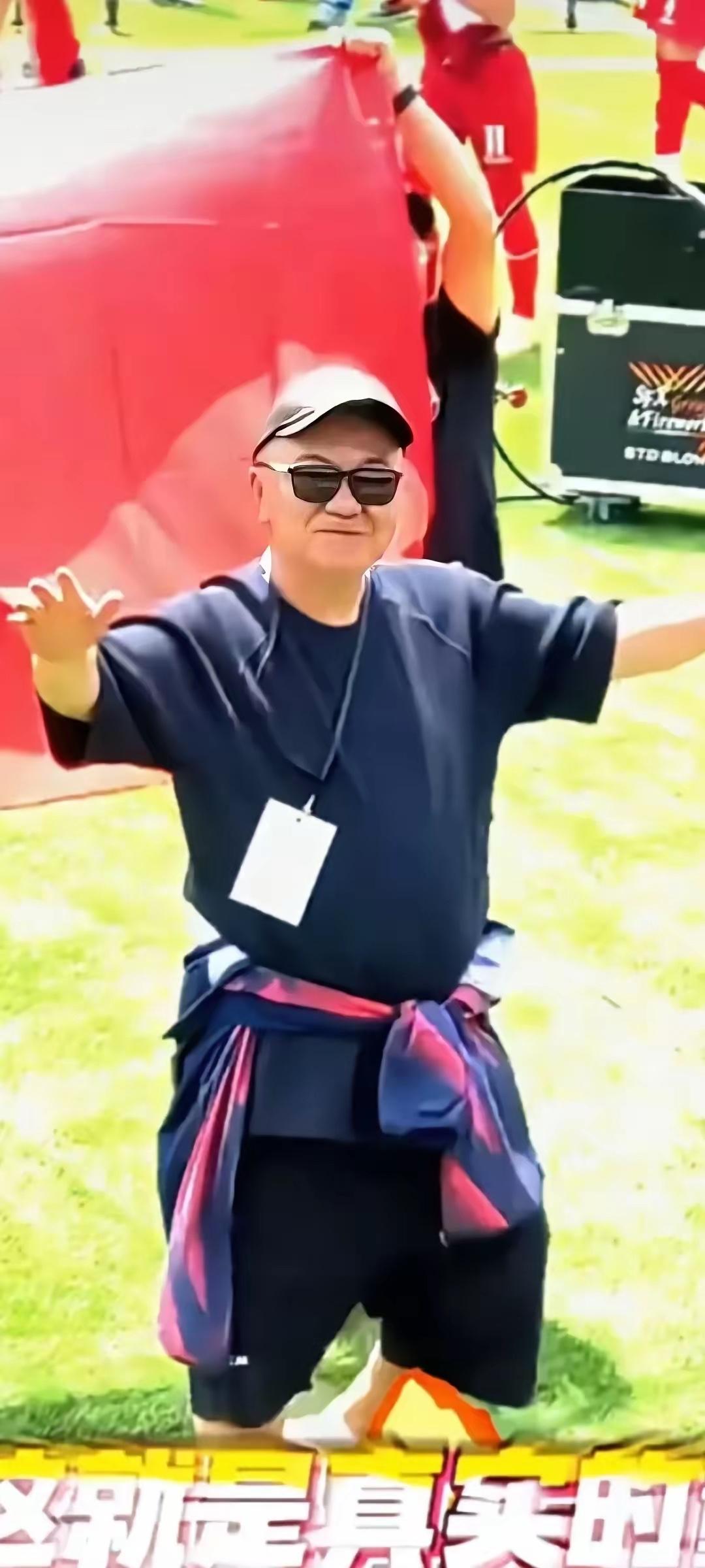 董路在直播中公布一个极具爆炸性的重磅消息，他向大家透露，目前已经有两家国内特别有
