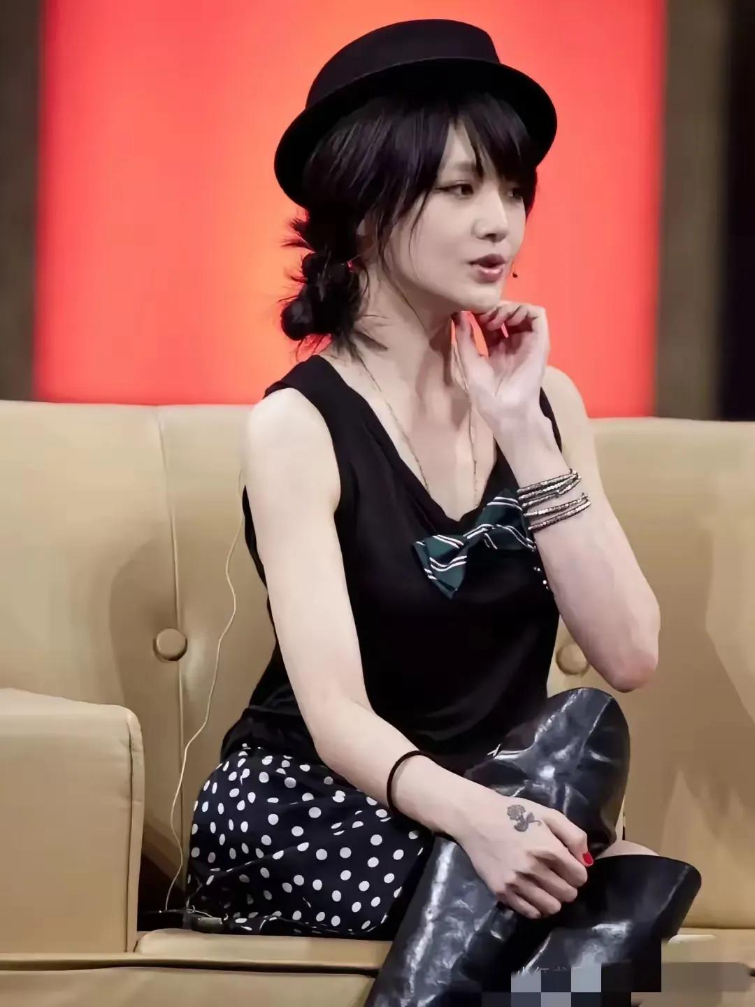 大s的仪态值得很多女孩学习，徐妈妈说大s永远像军人一样挺拔，她不管走路还是坐