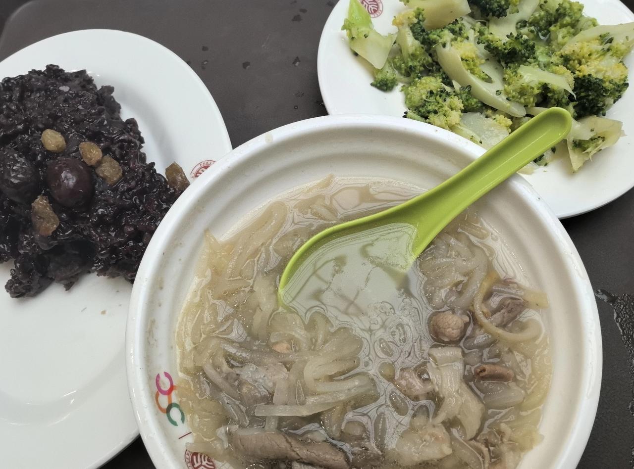 体验北大学生伙食参加一个活动，有幸品尝了一下北大的学生餐。北大校园里有很