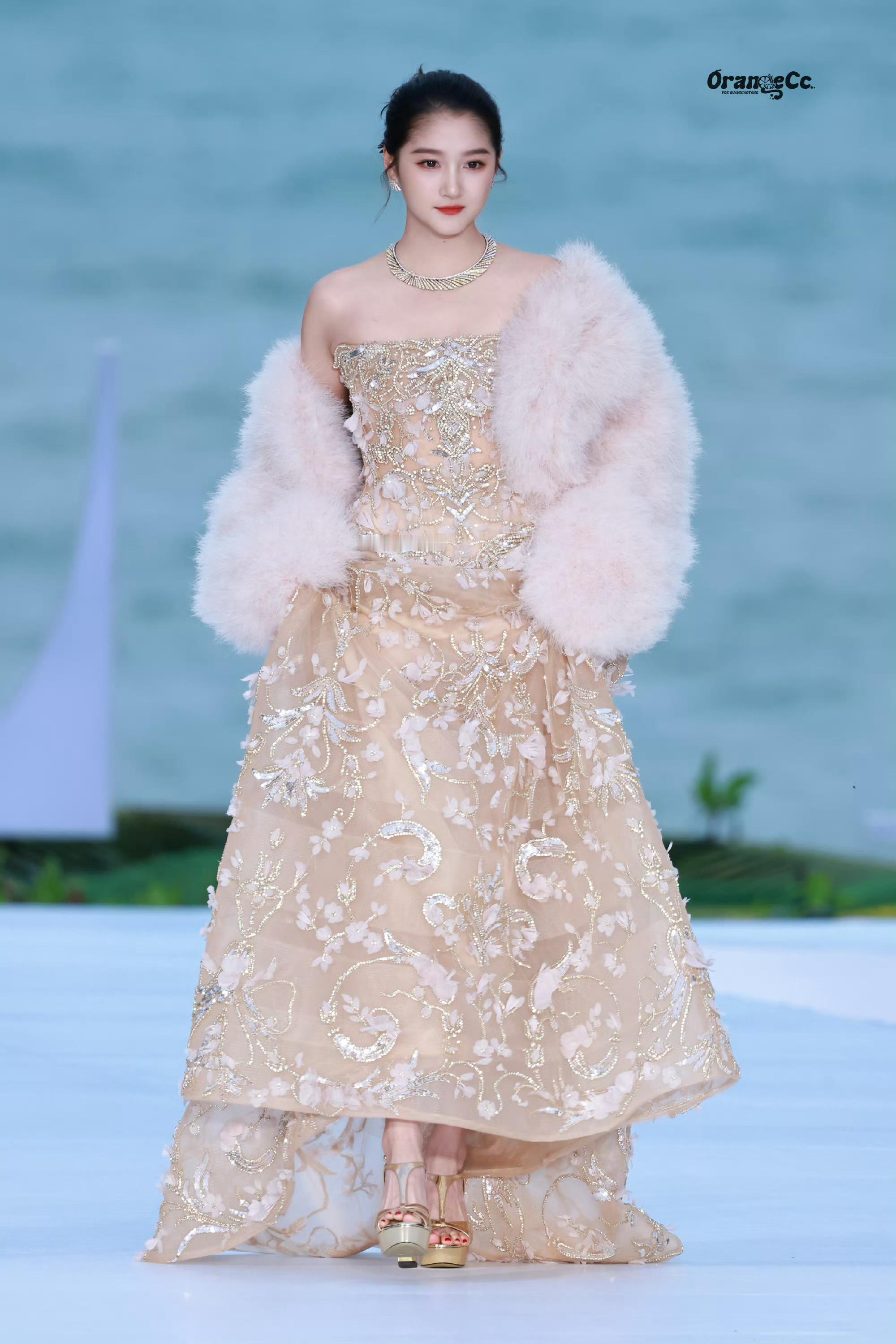 关晓彤造型越来越好看了～好大气的美呀！​​​