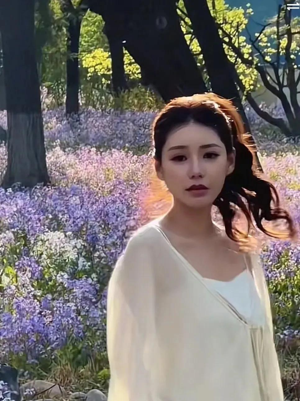 马小梅还是失策了。没想到这次回北京异常的冷清。没有前呼后拥的鲜花接机，也没有