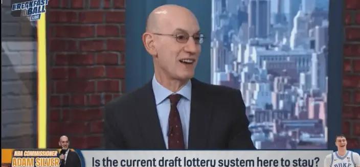 不装了，肖华直接承认NBA选秀大会抽签是由他一手操作的了！肖华在采访时表示：乐