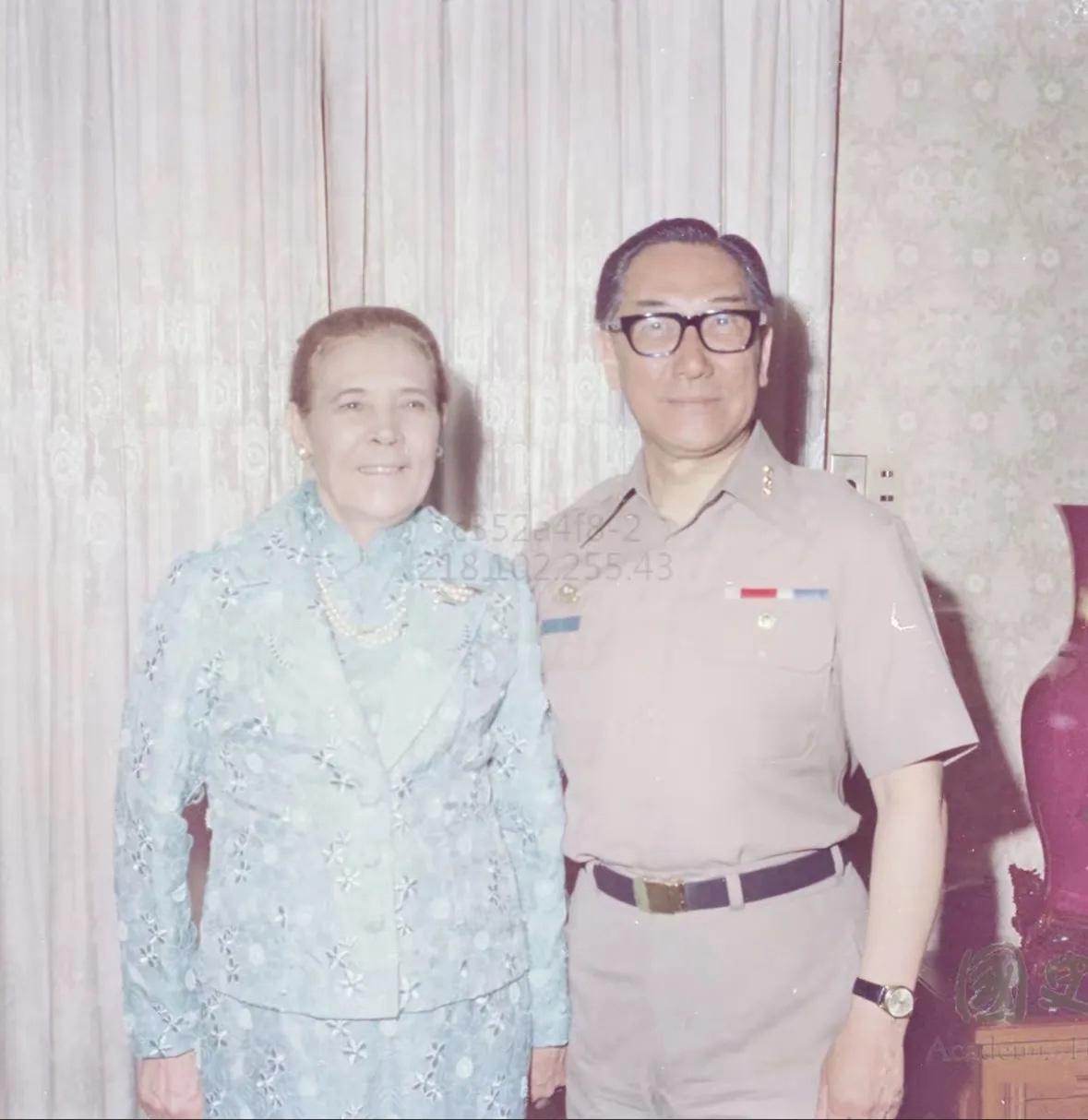 晚年的蒋纬国和大嫂蒋方良的合影，两人的背景特殊，某种意义上都算是蒋家“外人”，性