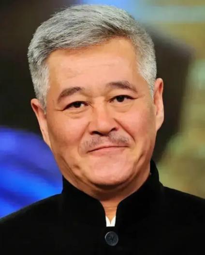 和张颂文周一围是同班同学，又是赵本山的亲小姨子，这命硬得能让圈内人眼红。可刘玲辉