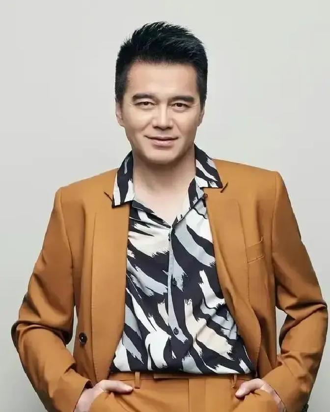 他明明能住15万一平的豪宅，却选择租6000块的老破小。这不是个例。数据显