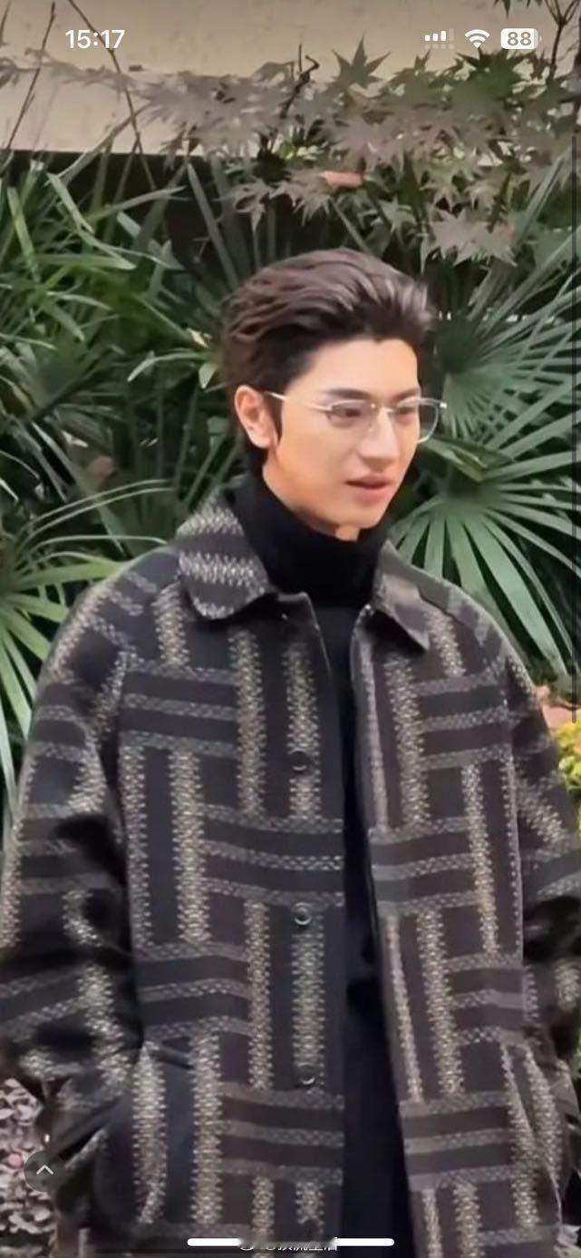 林一生图路透，长这样吗？之前夸的现偶男主天菜瞬间不香了。艾米的妆造也挺灾难的，感