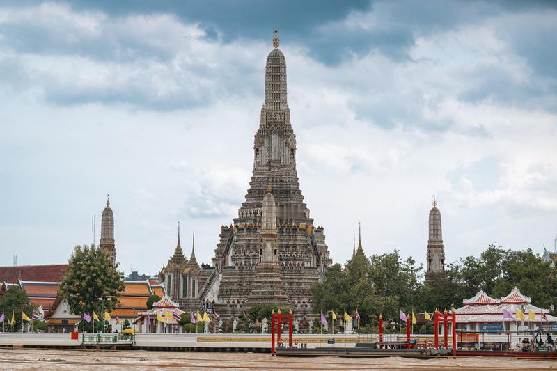 脸都不要了！泰国多座寺庙这事儿，简直跌破人眼镜。女子Golf假装信佛，天天往寺里