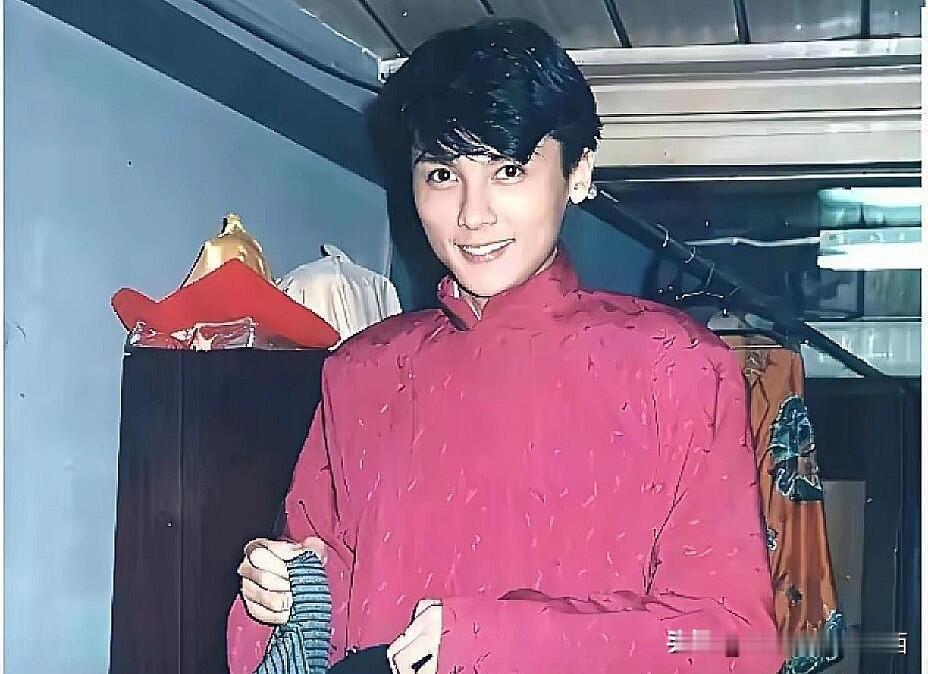 这一位男演员能认出的，估计也有40岁以上了，他当年也是香港红极一时的男演员，颜值