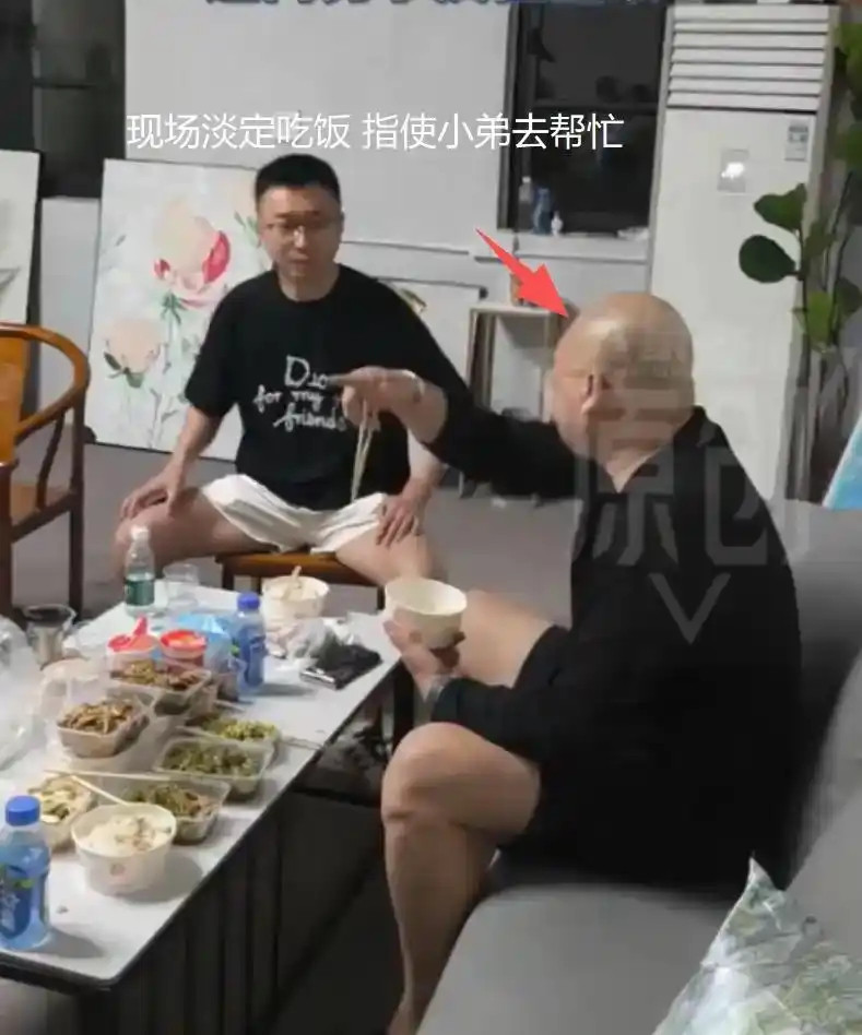 杭州代孕窝点暗访现场：女记者遭围攻摔成骨折，光头男淡定吃饭直指小弟抗法
