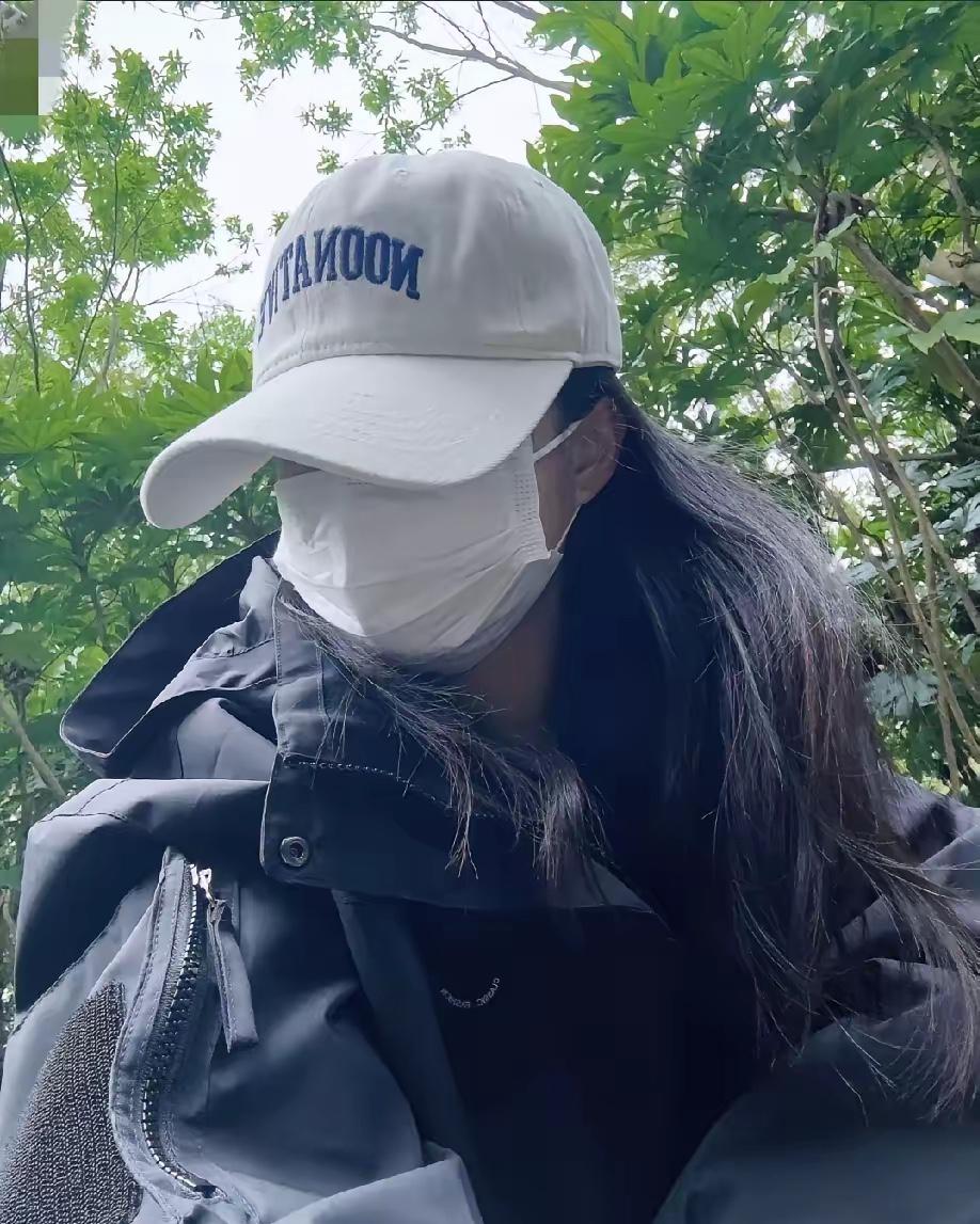 现在女的都挺奇怪的，不管什么时候出门，都戴着口罩，一年四季都戴着。​​大冬天戴