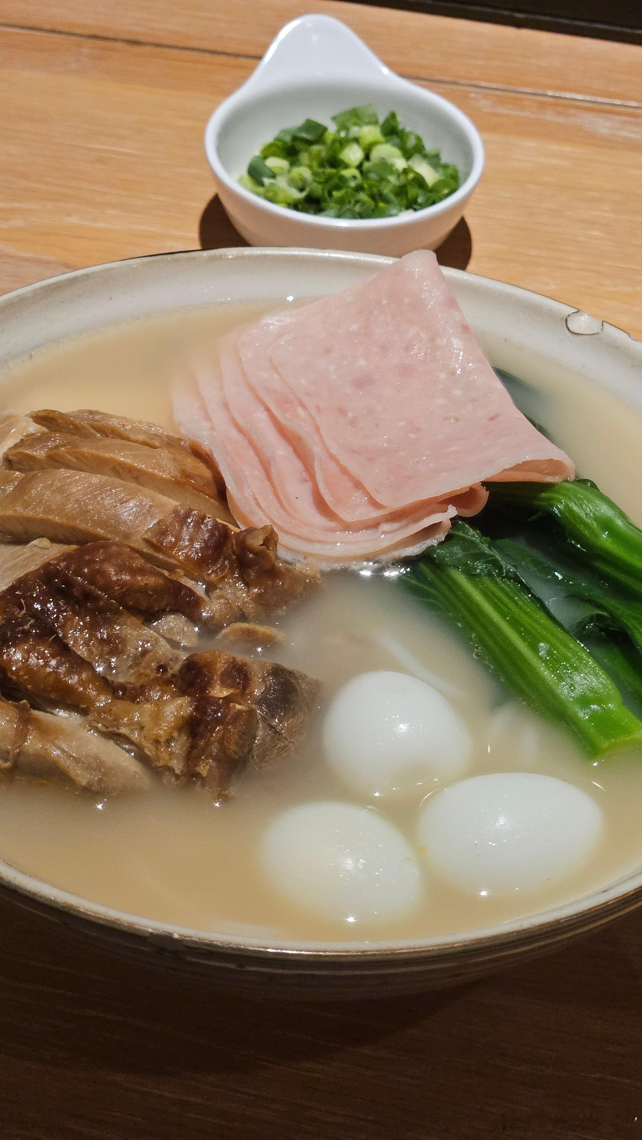 大家看看我的酒店夜宵，怎么样？是不是还挺丰盛的