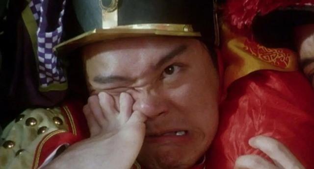 1992年，王晶拍摄《鹿鼎记》时，有一场脚趾头塞进鼻孔的戏，周星驰说：“除非是李