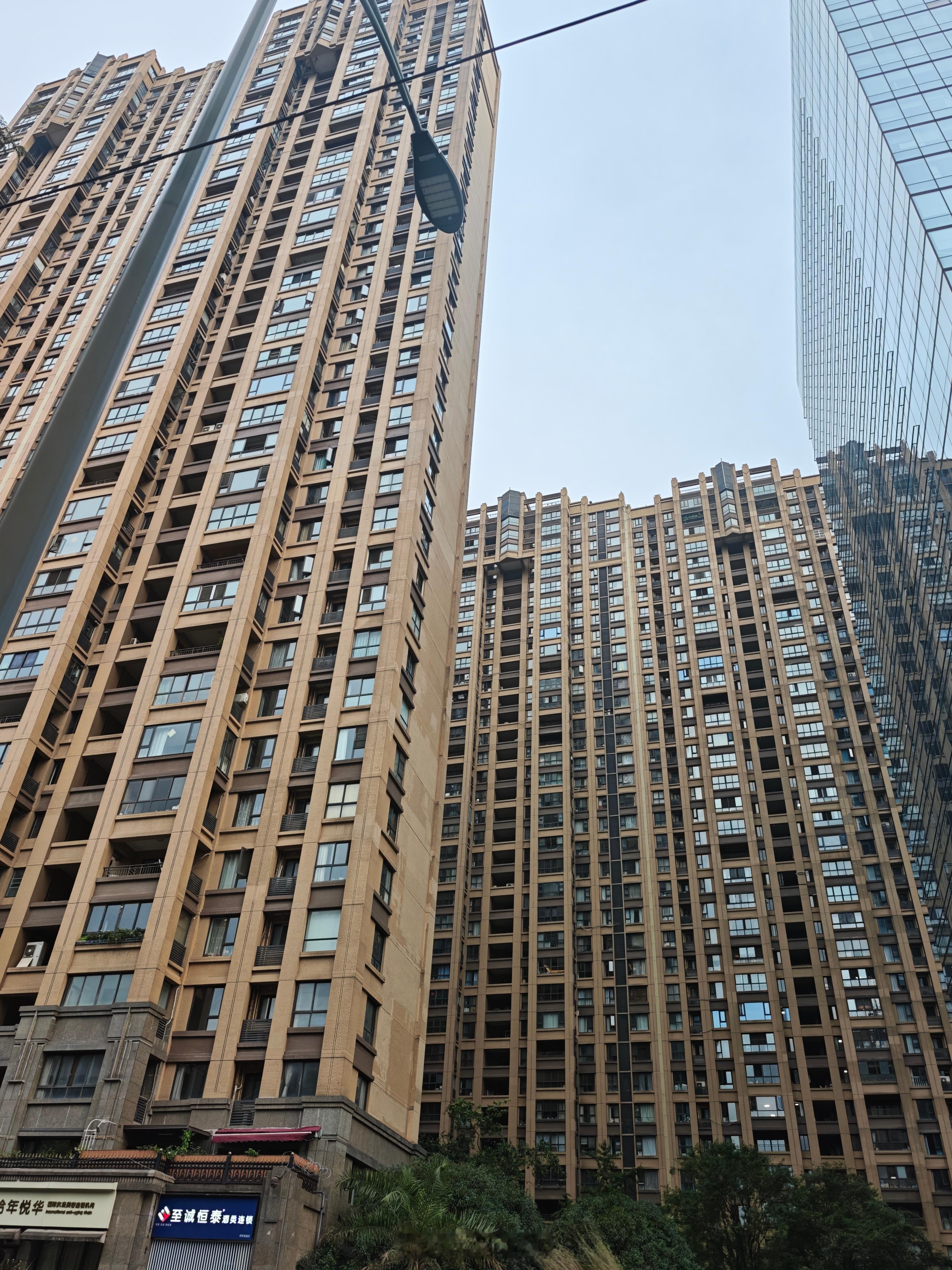 建议35岁之前不要买车买房买房子不比买股票风险小，买房是上杠杆的。付30%的首付