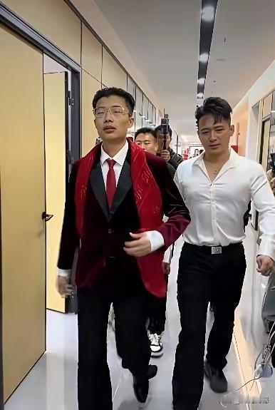 郭有才身边的这个人，感觉身体比较强壮，警觉性也非常强，不知道是不是郭有才的保镖，